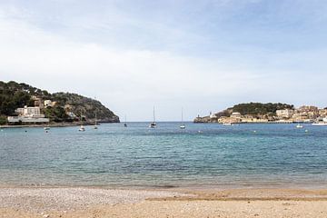 Port de Sollér, Blick auf das Meer | Reisefotografie von Kelsey van den Bosch