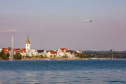 Luftschiff Zeppelin NT über Friedrichshafen am Bodensee von Werner Dieterich