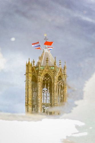 Weerspiegeling van de Utrechtse Domtoren op Koningsdag.