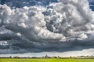 Enorme wolkenpartij boven de skyline van Leeuwarden van Harrie Muis thumbnail