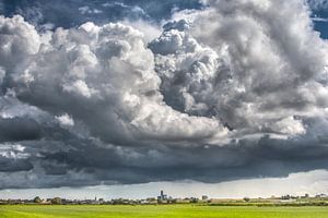 Riesige Wolken über der Skyline von Leeuwarden