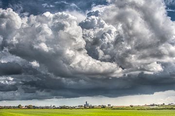 Enorme wolkenpartij boven de skyline van Leeuwarden