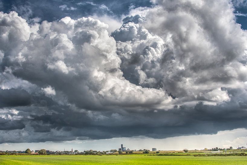 Enorme wolkenpartij boven de skyline van Leeuwarden van Harrie Muis
