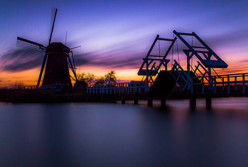 Kinderdijk in de avond