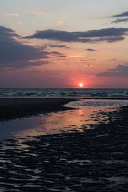 Rode zon – zonsondergang boven de Noordzee van Nina Thilo