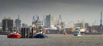 Boten in de haven van Hamburg met de Elbphilharmonie op de achtergrond van Jonas Weinitschke