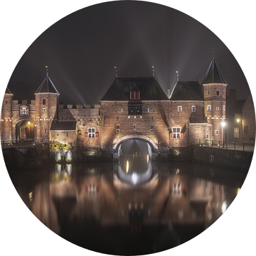 De Koppelpoort Amersfoort in de mist van Dennisart Fotografie