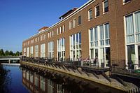 Rijtjeshuizen aan het water.