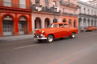 Oldtimer classic car in Cuba in het centrum van Havana. One2expose Wout kok Photography.  van Wout Kok thumbnail