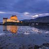 Eilean Donan Castle tijdens het blauwe uur van Eddy Kievit
