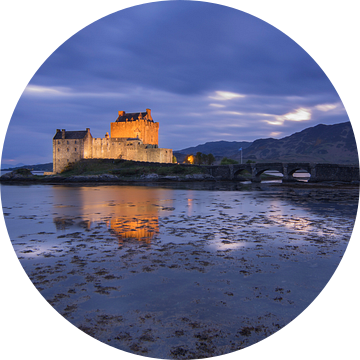 Eilean Donan Castle tijdens het blauwe uur van Eddy Kievit