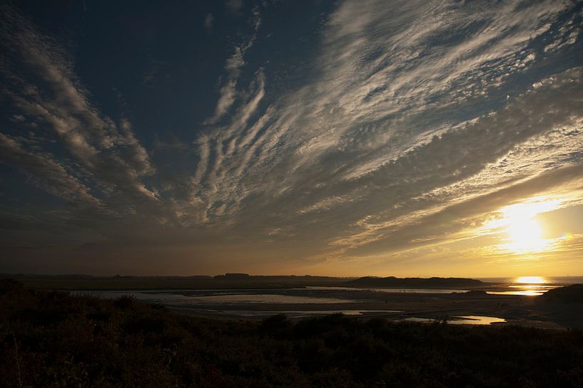 Sunset on the beach von Marco van der Veldt