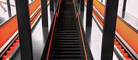 Rolltreppe in Orange und Schwarz