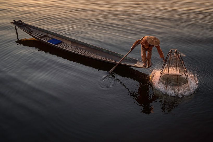 Fischen auf traditionelle Weise am Inle-See in Myanmar von Anges van der Logt