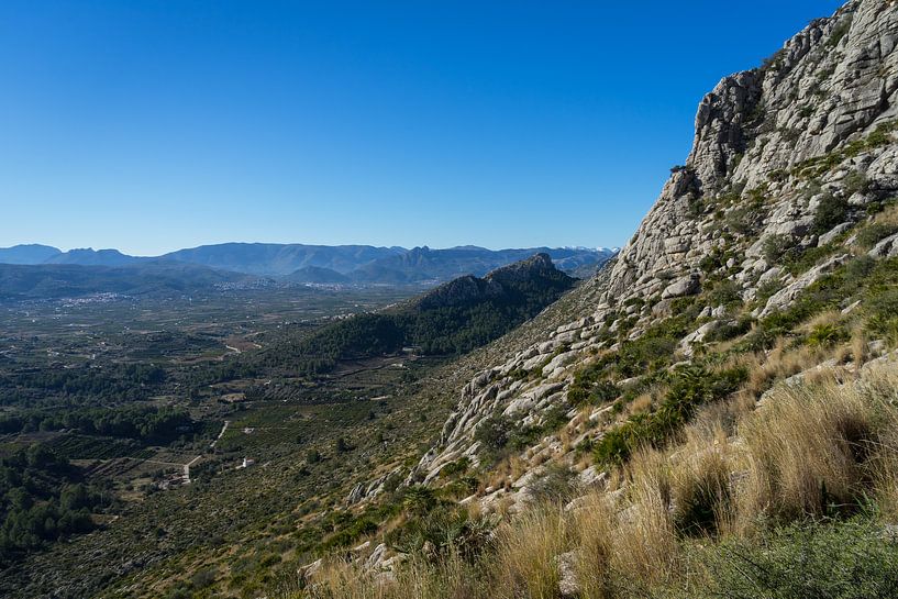 Versant de montagne et étendue bleue par Adriana Mueller