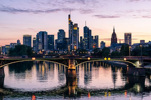 Frankfurtse skyline direct na zonsondergang