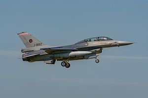 Royal Air Force F-16B Fighting Falcon (J-882).