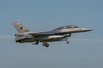 Koninklijke Luchtmacht F-16B Fighting Falcon (J-882). van Jaap van den Berg