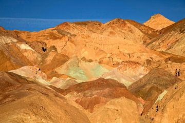 Artiesten rijden Death Valley National Park van Peter Schickert