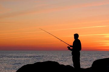 Angler in sunset light van Rico Ködder