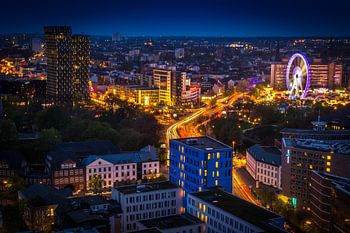 Vue de l'église St-Michaelis sur la vie nocturne de Hambourg