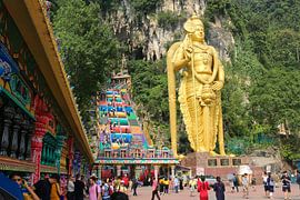 Gebetsmühlen mit Lord Murugan und Treppen zu den Batu Caves von kall3bu