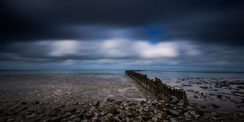Wellenbrecher im Wattenmeer bei Ebbe von Jenco van Zalk