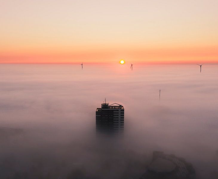 Schöner nebliger Morgen in Alkmaar, Nordholland von Nick de Jonge - Skeyes