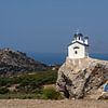 Een klein huis op een bergtop in Griekenland van Steven Dijkshoorn