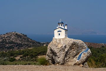 Une petite maison au sommet d'une montagne en Grèce
