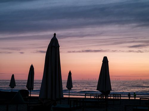 Zomernachtuitzicht op het strand