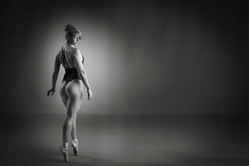 Danseuse de ballet en lingerie sur pointes - force et élégance en images