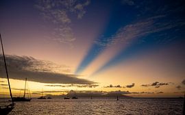Zonsondergang achter Moorea van Joost Doude van Troostwijk