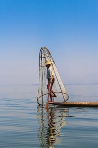 Birmanischer Fischer am Inle See II von Thijs van den Broek