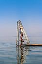 Birmanischer Fischer am Inle See II von Thijs van den Broek Miniaturansicht