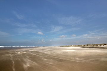 Strand met blauwe lucht op schiermonnikoog van Karijn | Fine art Natuur en Reis Fotografie