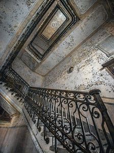 Treppenhaus in einem verlassenen italienischen Krankenhaus von Olivier Photography