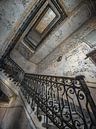 Trappenhal in een verlaten Italiaans ziekenhuis van Olivier Photography thumbnail