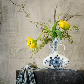 Stilleben mit Blumen. Tulpe. Delfter Blau. von Alie Ekkelenkamp