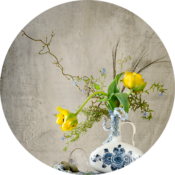 Stilleven. Bloemen. Delfts Blauw. Tulpen.