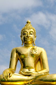 Gouden boeddha tekent af tegen blauwe lucht von Maurice Verschuur