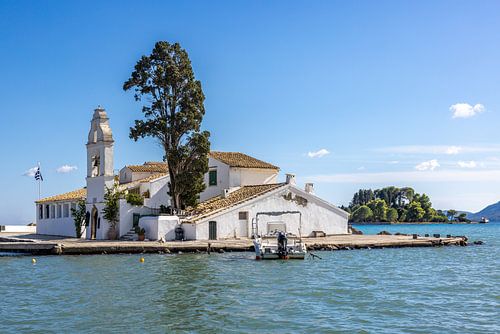 Witte kapel aan het water van Easycopters