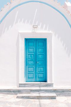 Blue Greek Door in Santorini Style | Travel Photography by Marit Hilarius