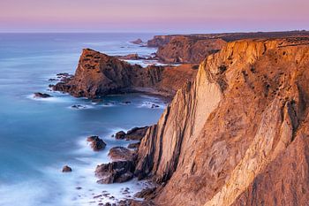 Abend an der Atlantikküste der Algarve in Portugal