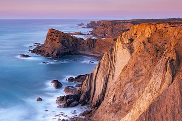 Avond aan de Atlantische kust van de Algarve in Portugal van Adelheid Smitt