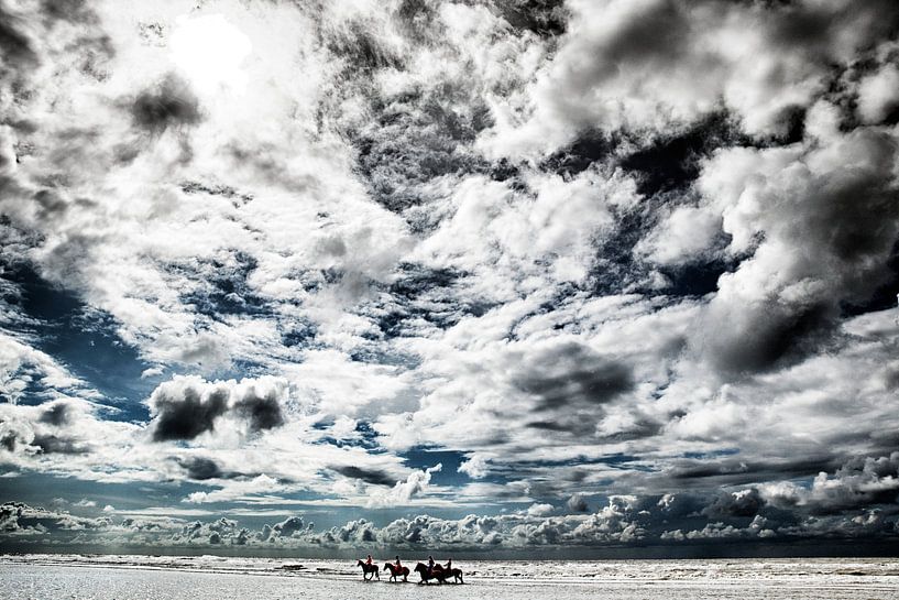Amazonen auf dem Meer unter einer schweren Wolkendecke  von Jan Sportel Photography