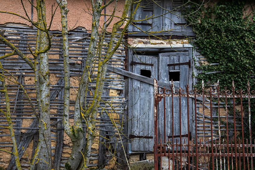 Picturesque ruin by Hanneke Luit