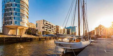 Segelschiff im Sandtorhafen und die Elbphilharmonie in Hamburg von Werner Dieterich
