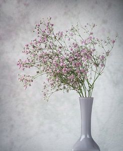 Schleierkraut in fliederfarbener Vase