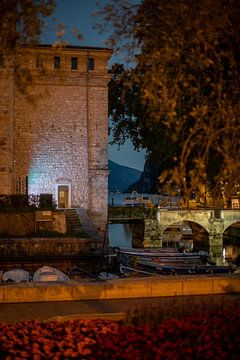 Lac de Garde : le château de la ville de Riva del Garda au coucher du soleil sur t.ART